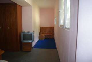 Гостиница Guest House 34 Meridian Алупка Стандартный трехместный номер-1